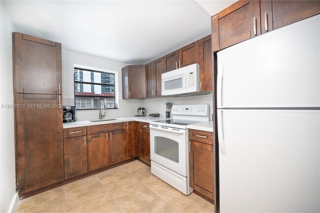 Foto del edificio - 500 NE 26th St