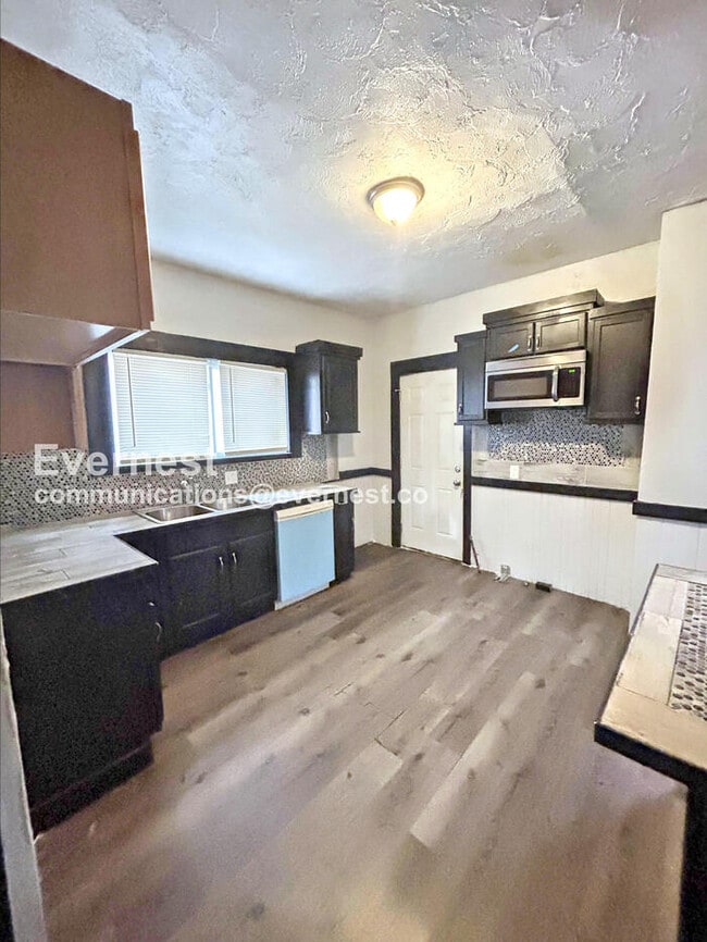 Building Photo - 10911 Hathaway Ave