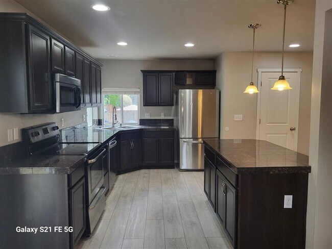 Foto del edificio - Beautiful 3 Bed 2.5 Bath Home in South Hil...