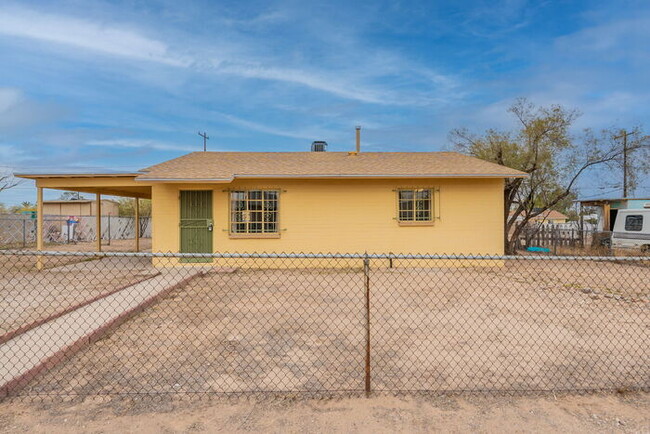 Building Photo - Budget friendly! Charming 2 bedroom, 1 bat...