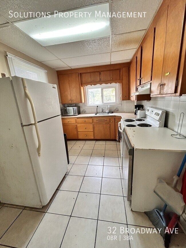 Photo du bâtiment - **Rooms Available Less Than 1 Block From Campus**