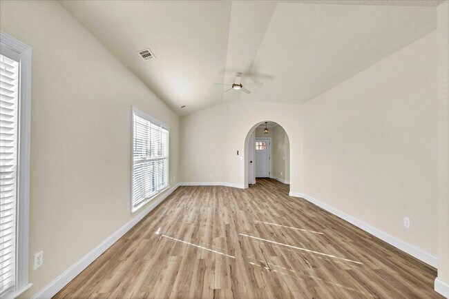 Building Photo - Completely Renovated 4 Bed/2 Bath in White...