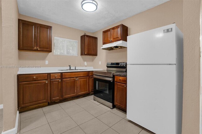 Foto del edificio - 2201 NW 7th Ct