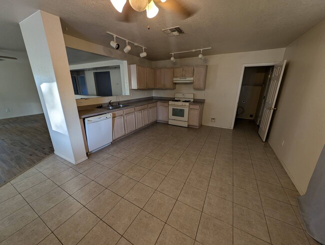 Building Photo - Gorgeous NW 3Bed & 2Bath Home in Rancho Vi...