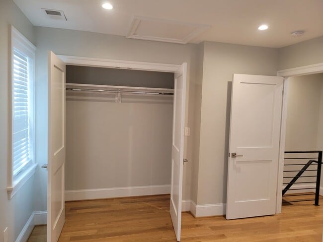 Building Photo - Sunny 3 BR/3.5 BA EOG Townhome in Hillcrest!