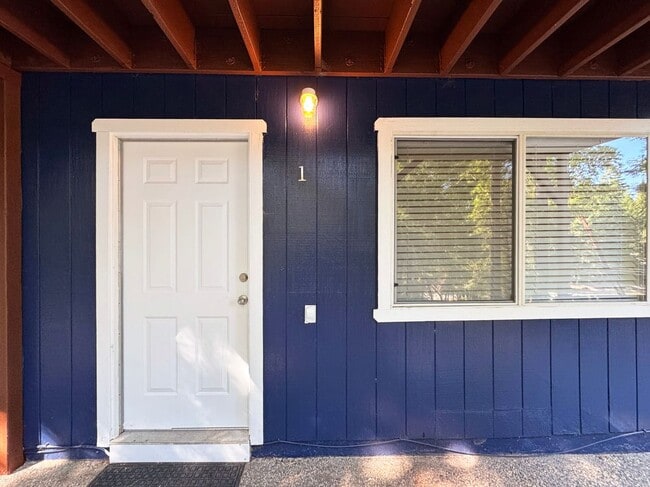 Building Photo - 2148 Primrose Dr