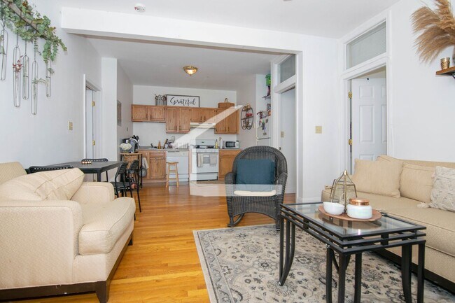 Foto del edificio - Great Value 4-bed, 2-bath w/ Heat/ Hot Water Included