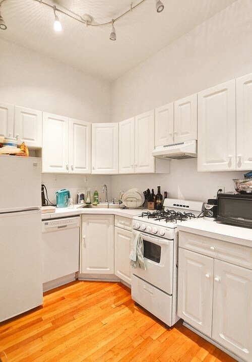 Building Photo - 127 W 74th St