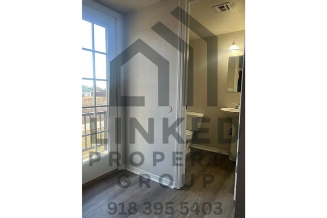 Building Photo - Townhome off Riverside in Tulsa!