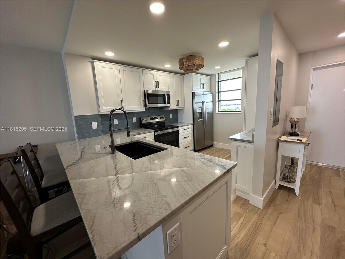 Primary Photo - 9940 S Ocean Dr