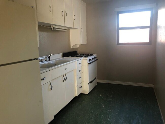 Building Photo - 458 College Dr
