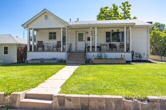 Building Photo - Updated Lower-Level Apartment Steps From Downtown Littleton!
