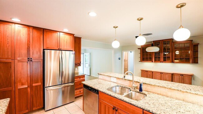 Building Photo - 2207 Fair Oaks Dr