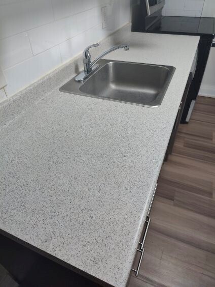 Photo du bâtiment - RENOVATED 2 BEDROOM APARTMENT ON UPPER FLOOR! FREE MONTH'S RENT!