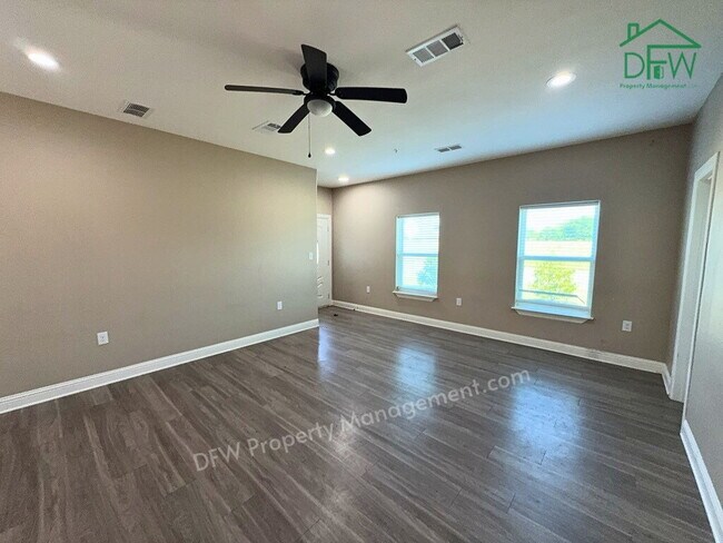 Foto del edificio - Spacious 4-Bedroom Corner Home - 2-Car Garage, Fenced Yard