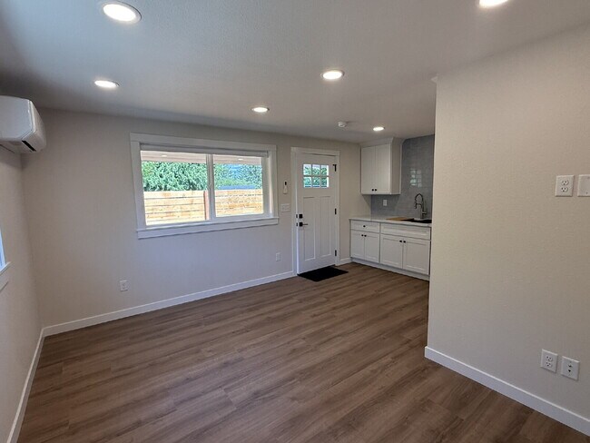 Foto del edificio - Charming 1-Bed Retreat in Kent: Cozy 460 Sq Ft Unit with Full Bath!