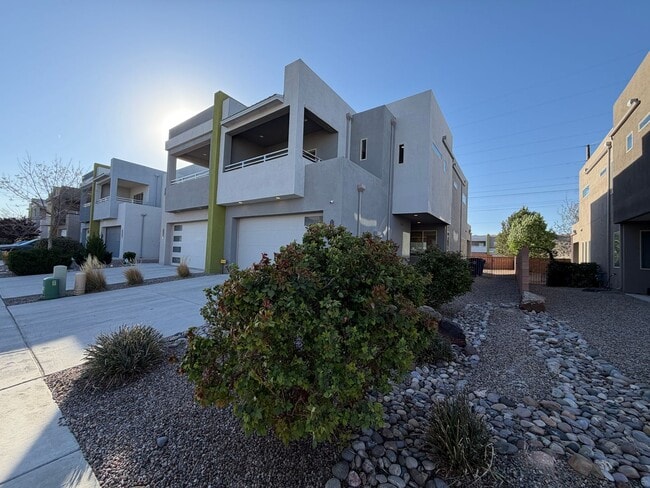 Building Photo - 3 Bedroom Townhome Near Juan Tabo Blvd SE & Four Hills!