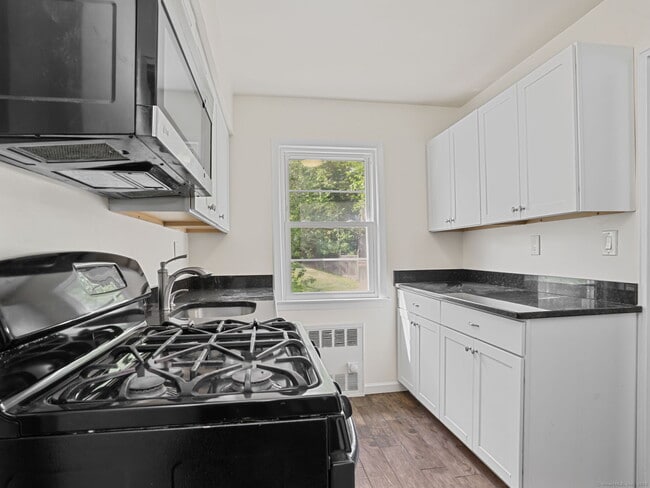Building Photo - 262 Glenbrook Rd