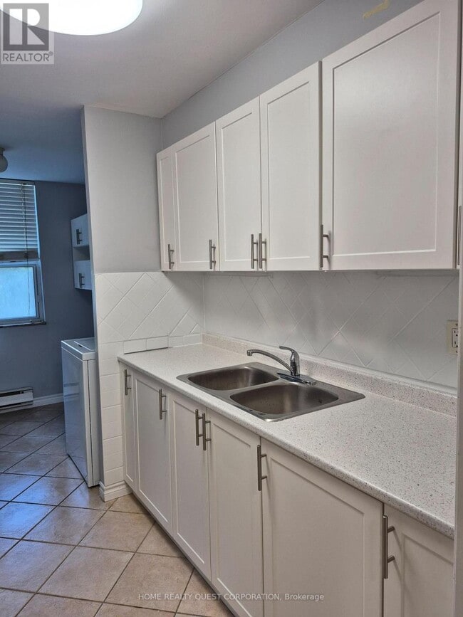 Building Photo - 966-966 Inverhouse Dr