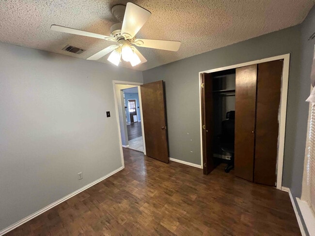 Building Photo - 6210 Welles Creek Dr