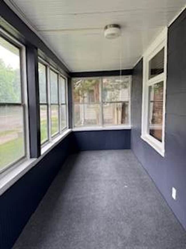 Foto del edificio - 3 Bedroom / 1 Bathroom Private Fenced Yard - For Rent