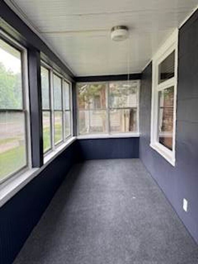 Foto del edificio - 3 Bedroom / 1 Bathroom Private Fenced Yard...