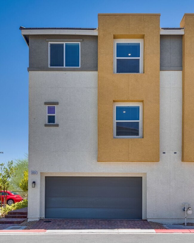 Foto del edificio - Modern 3-Story Townhome with Strip Views i...