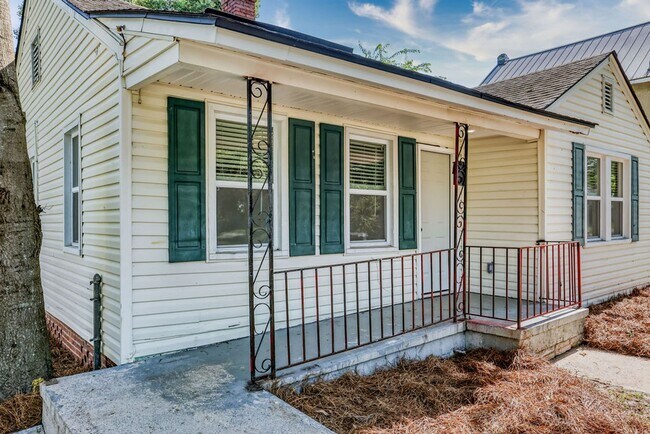 Foto del edificio - Renovated 2 bdrm home in East Savannah