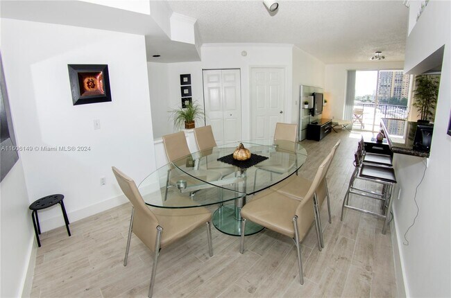 Foto del edificio - 17150 N Bay Rd
