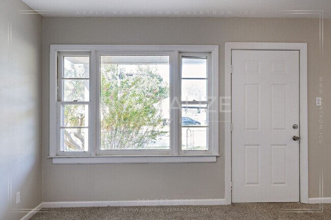 Foto del edificio - **HALF-OFF FIRST MONTH'S RENT!** Beautiful...