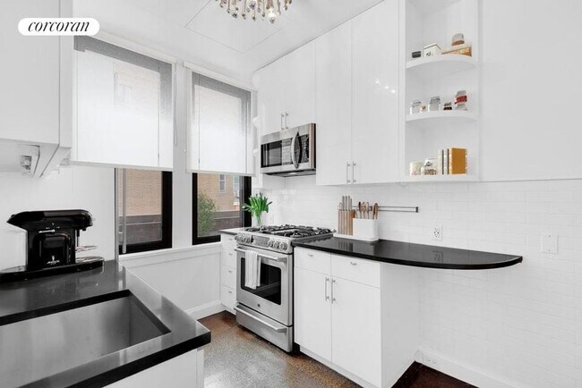 Building Photo - 320 E 57th St