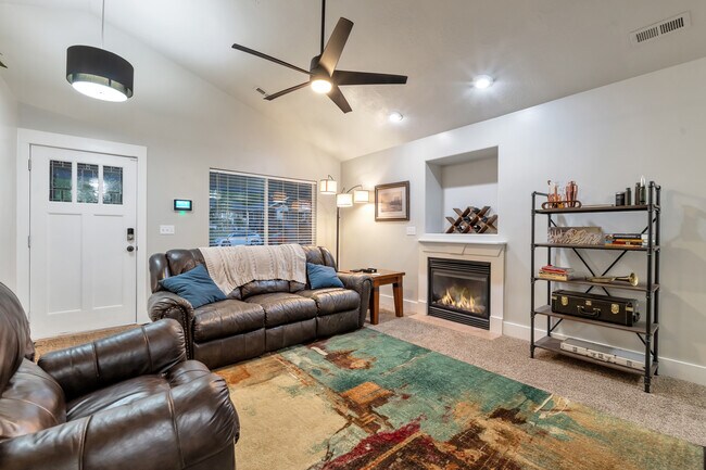 Foto del edificio - 2855 Fowler Ave