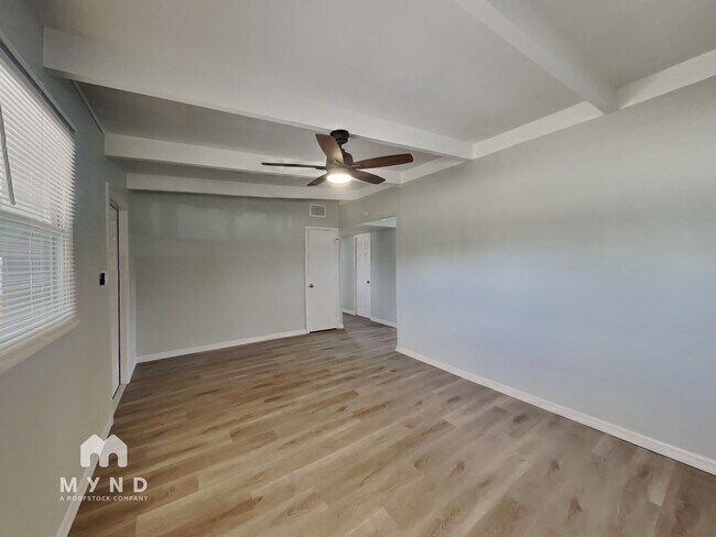 Foto del edificio - 1702 Windsor Way