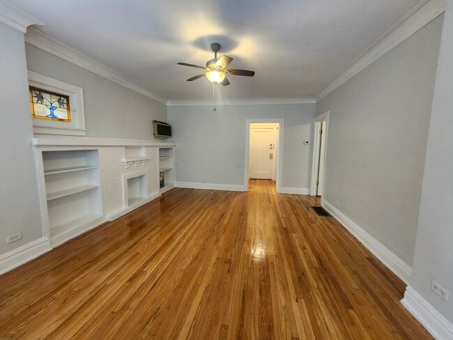 Building Photo - 7412 S Prairie Ave