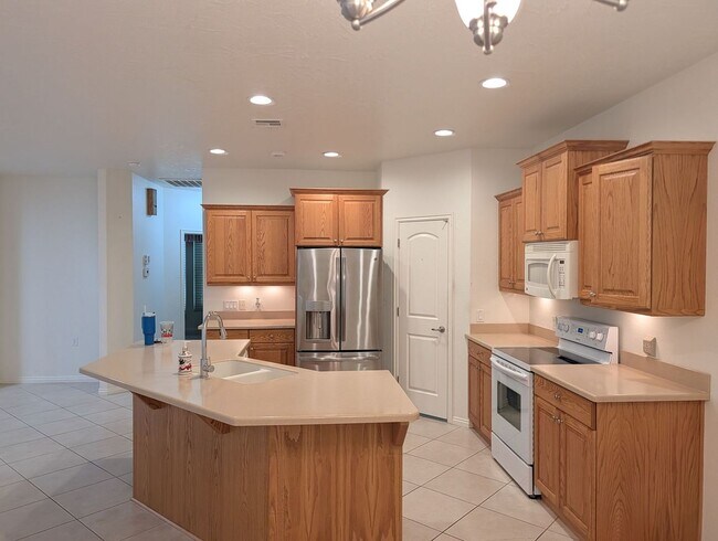 Building Photo - Gorgeous 3 Bedroom Home in SunRiver 55+ Community!