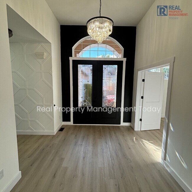 Foto del edificio - Beautifully Remodeled Modern 3-Bedroom TownHome with Fenced Yard & Garage in Orting