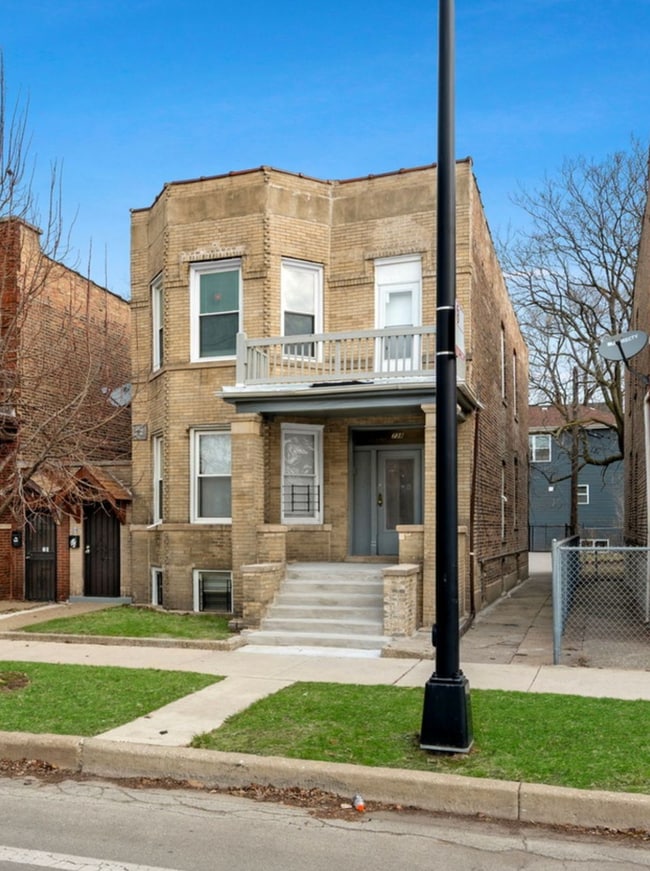 Building Photo - 738 E Marquette Rd
