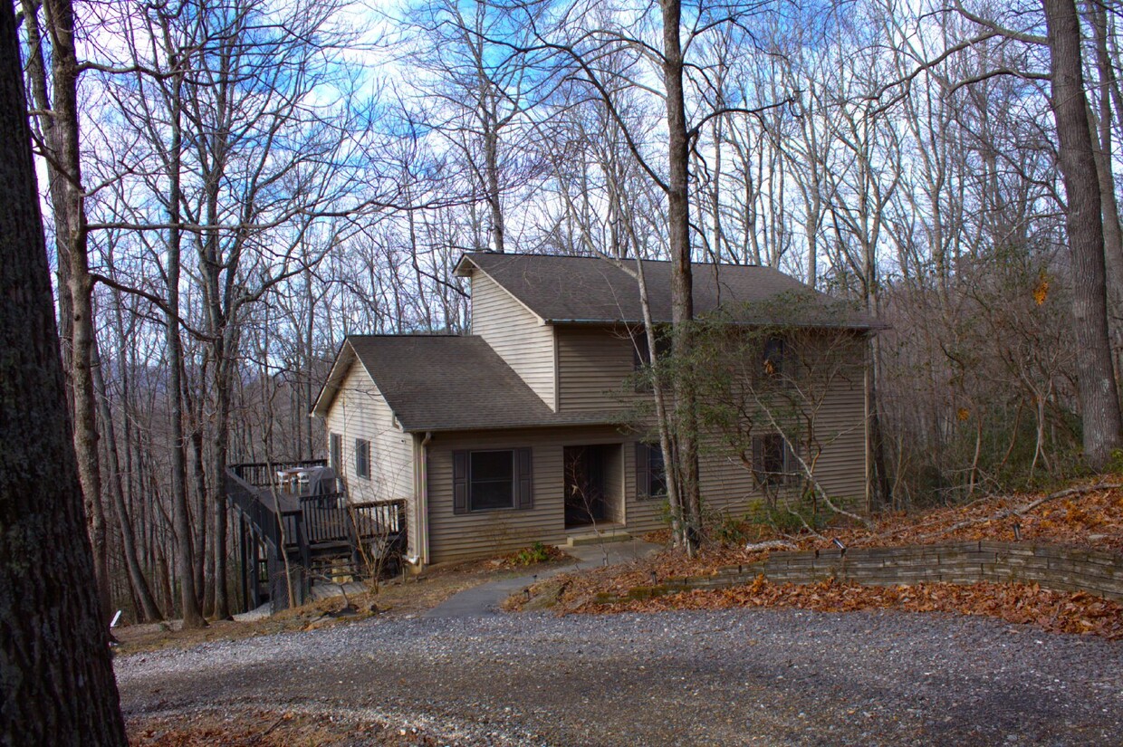 Primary Photo - Fairview home 4 bedroom 3 1/2 bathroom home