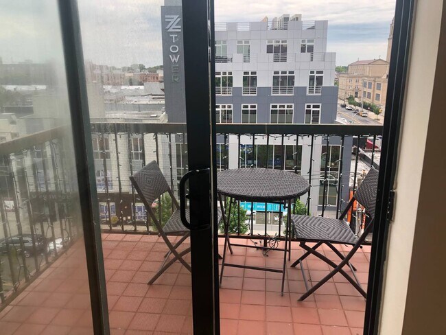 Foto del edificio - 2570 E 17th St