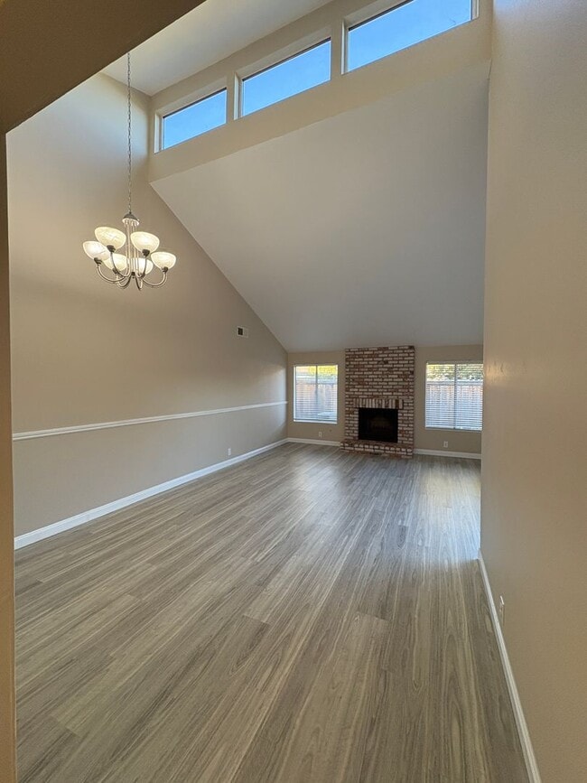 Foto del edificio - Charming Townhouse Located In Foster City Available Now!