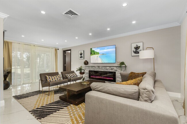 Building Photo - 646 Pompano Dr