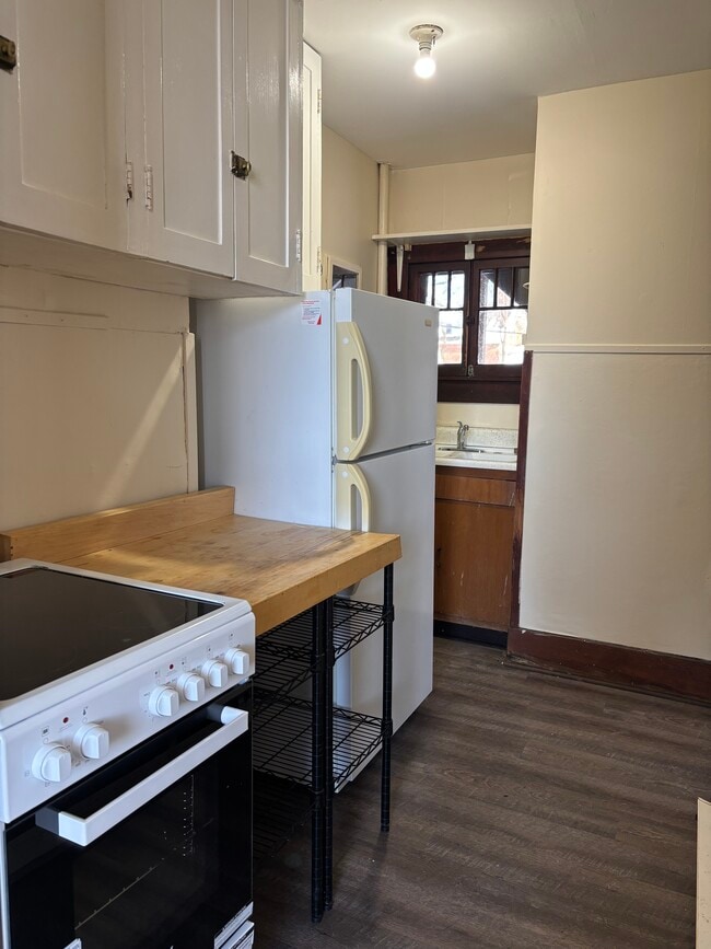 Building Photo - 415 Putnam St