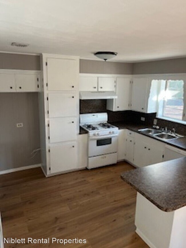 Foto del edificio - 3 br, 1.5 bath House - 1306 E. 1st