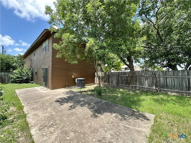 Building Photo - 1302 Royal Crest Dr