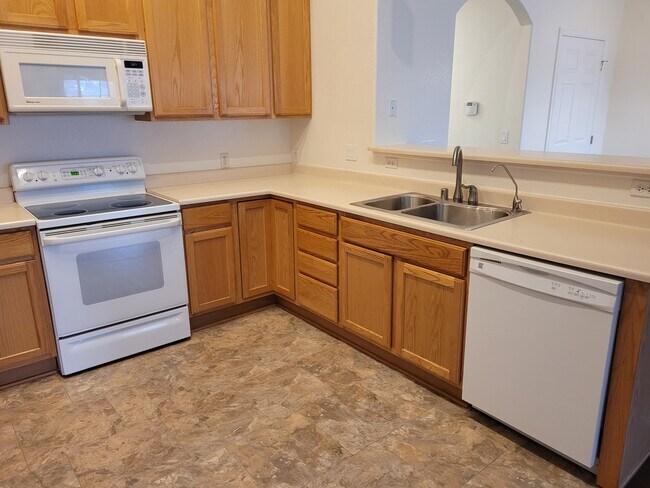 Building Photo - 711 Canyon Dr