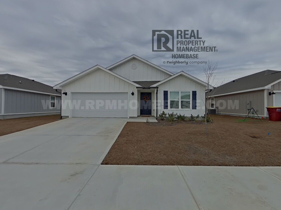 Foto principal - Brand-New 2024 Home with Privacy Fence, Co...