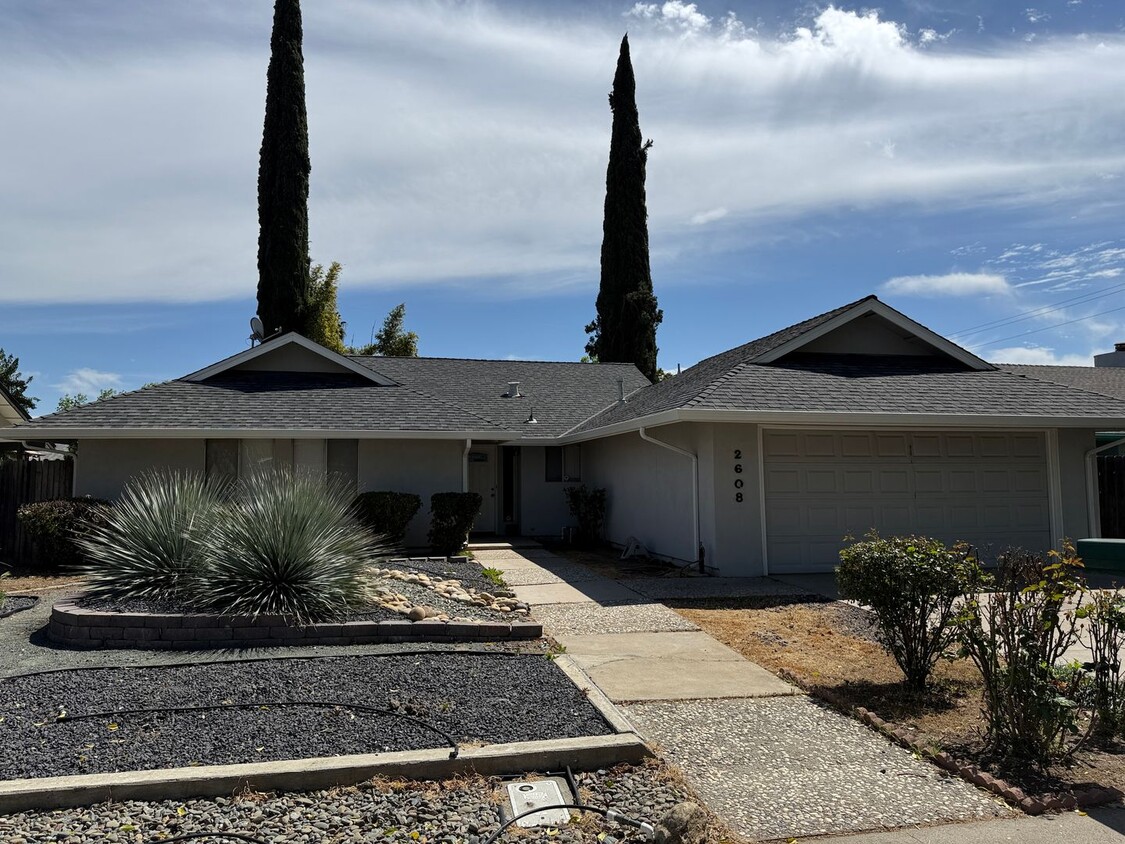 Foto principal - 3 bedroom & 2 bath home home located on a ...