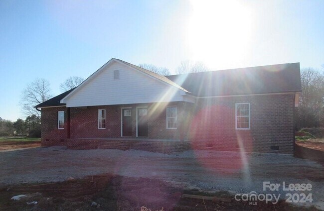 Foto del edificio - 411 Brook Iii School Rd