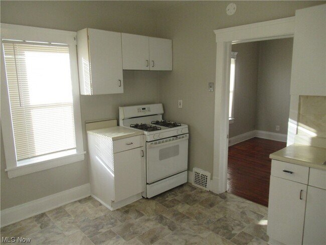 Building Photo - 2080 Halstead Ave