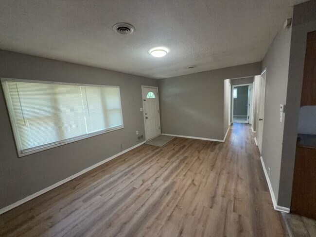 Foto del edificio - 10805 Bennington Ave